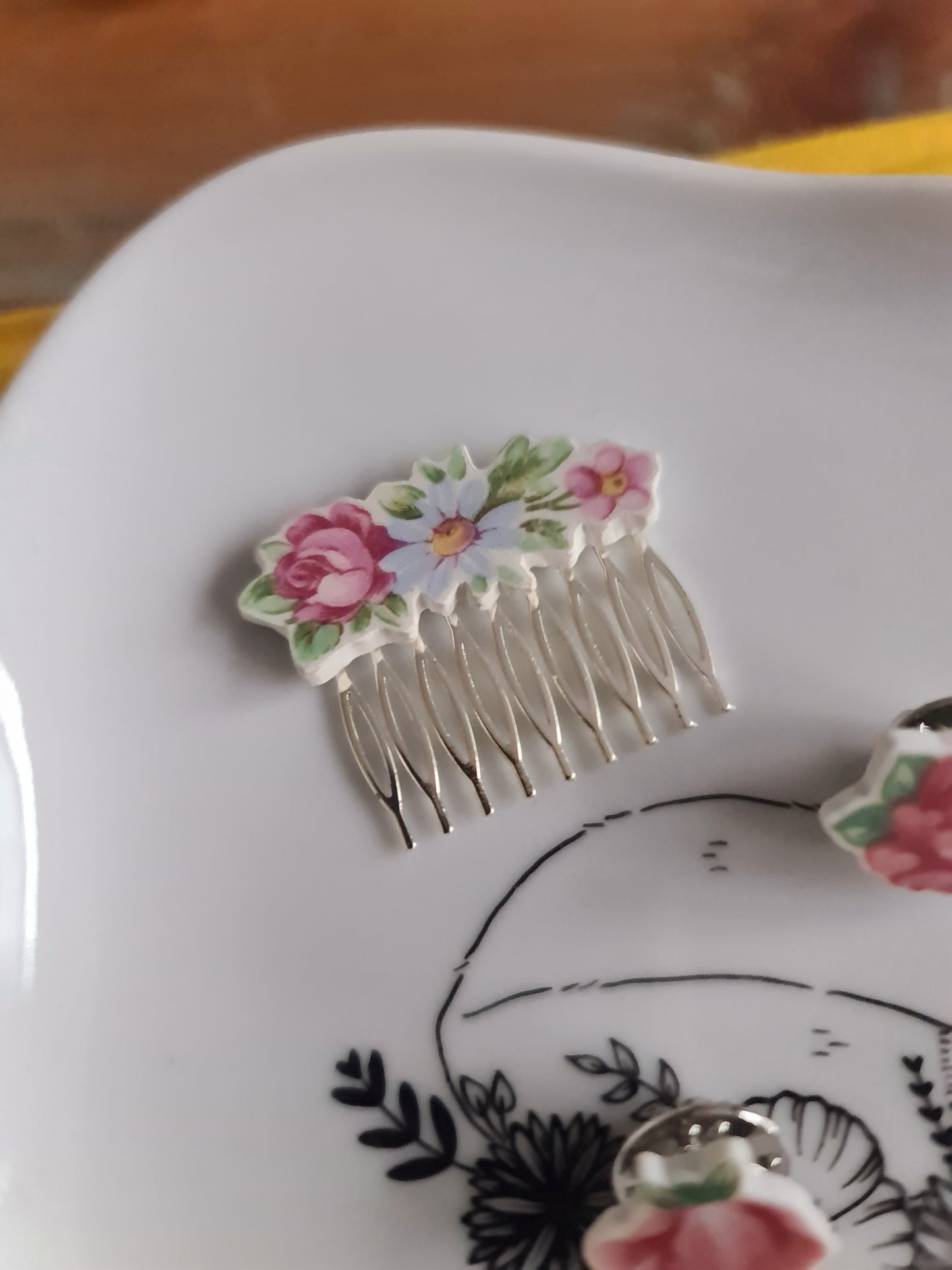 Peigne en Laiton Placage Argent Fin - décoré à partir de vaisselle - Forme fleurs - Fleurs bleues et roses