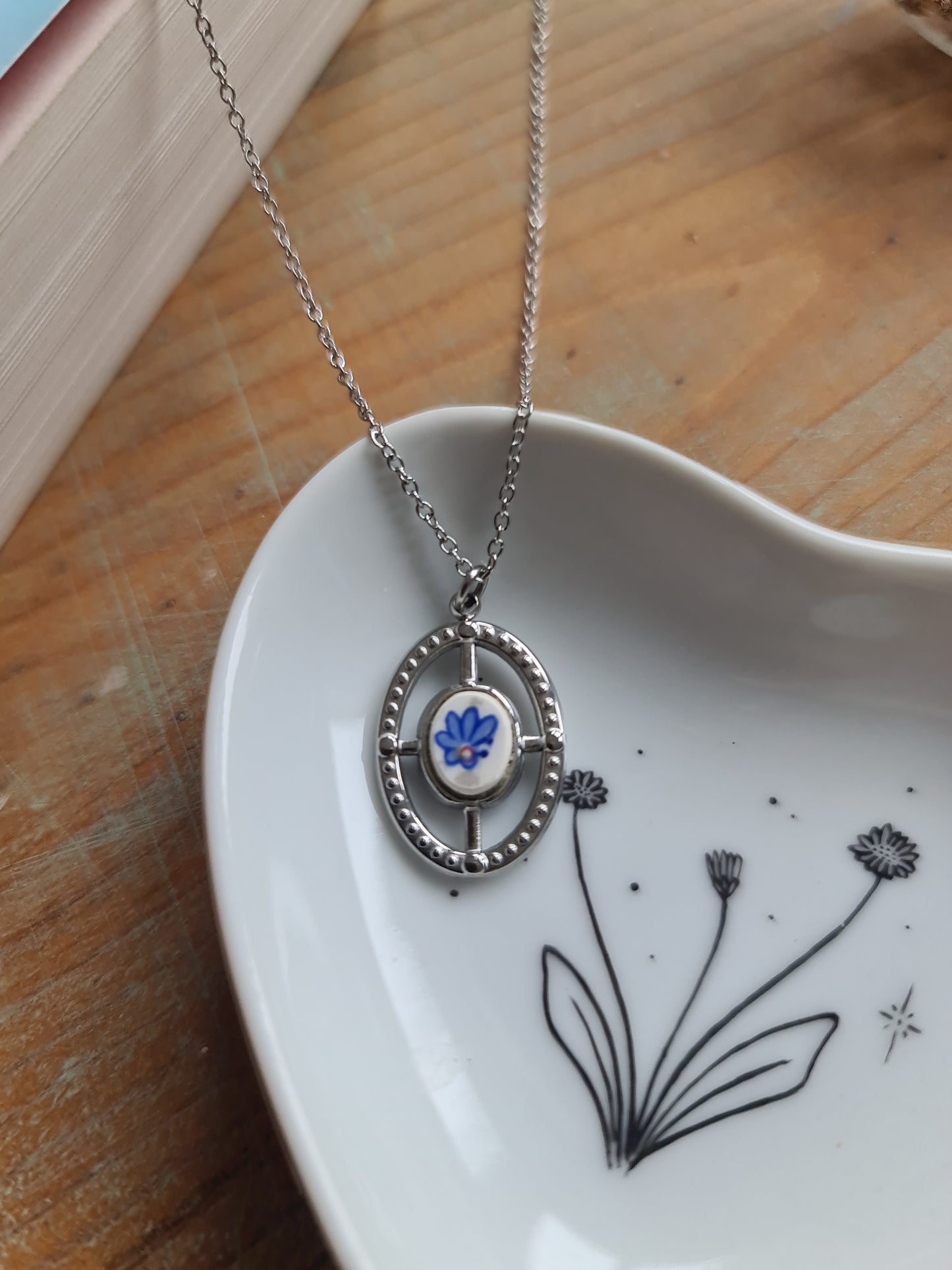 Collier ovale texturé en acier inoxydable - décoré avec un morceau de vaisselle surcyclé - Fleur bleue