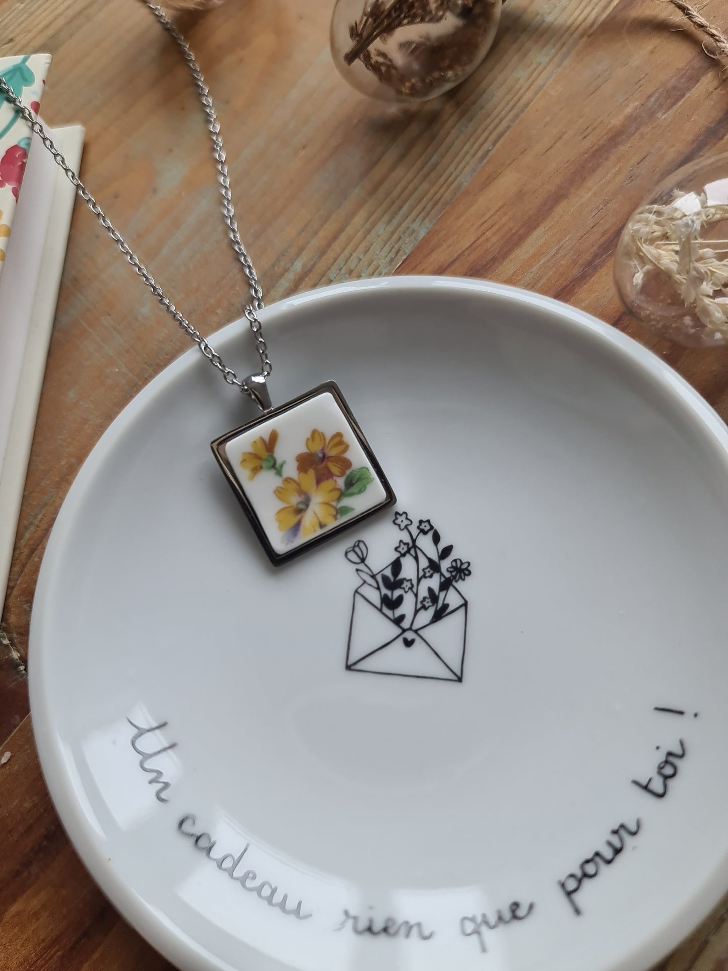 Collier carré en acier inoxydable - décoré avec un morceau de vaisselle surcyclé - Fleurs jaunes