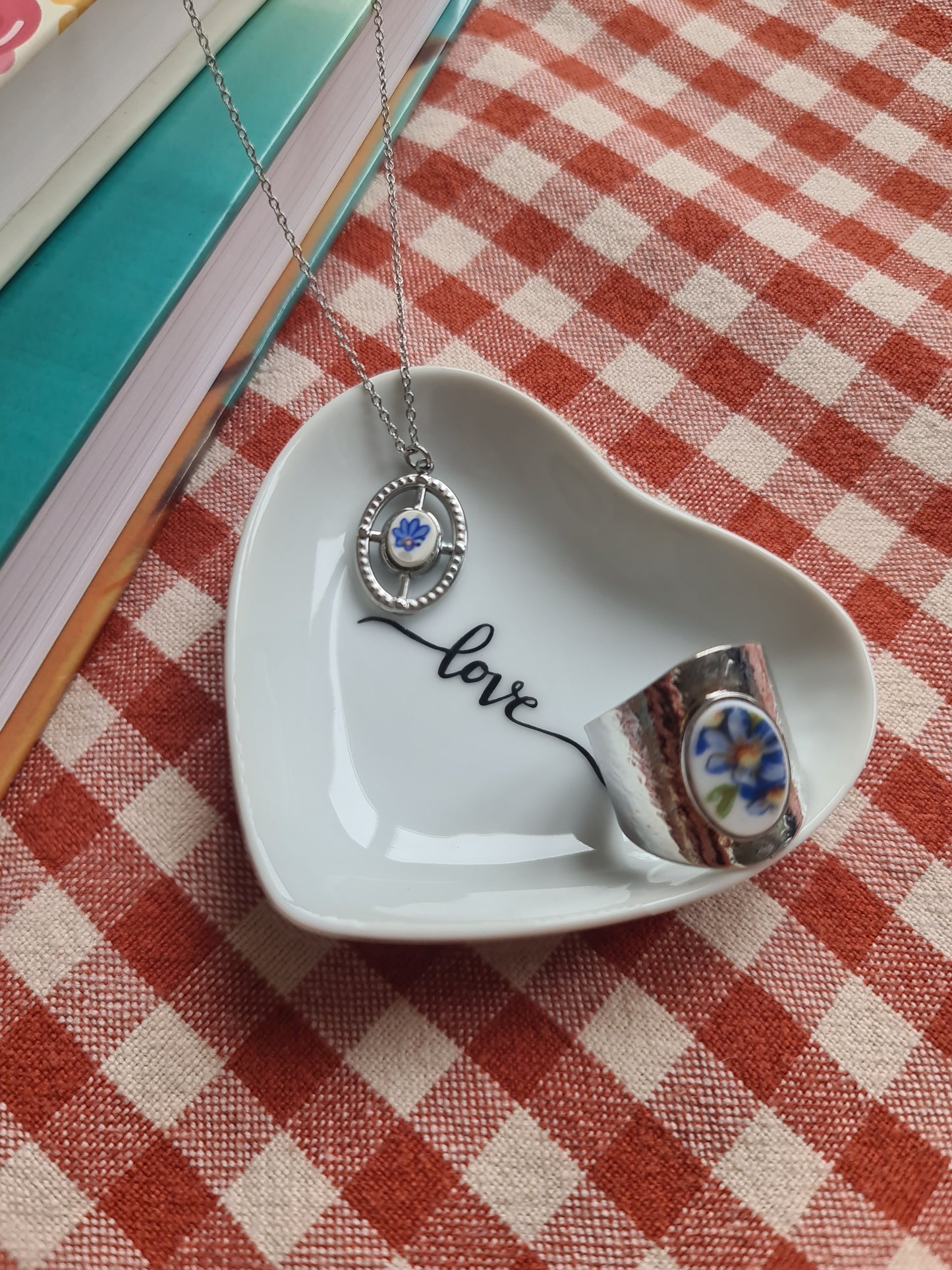 Coupelle cœur en porcelaine - décor Love peint à la main
