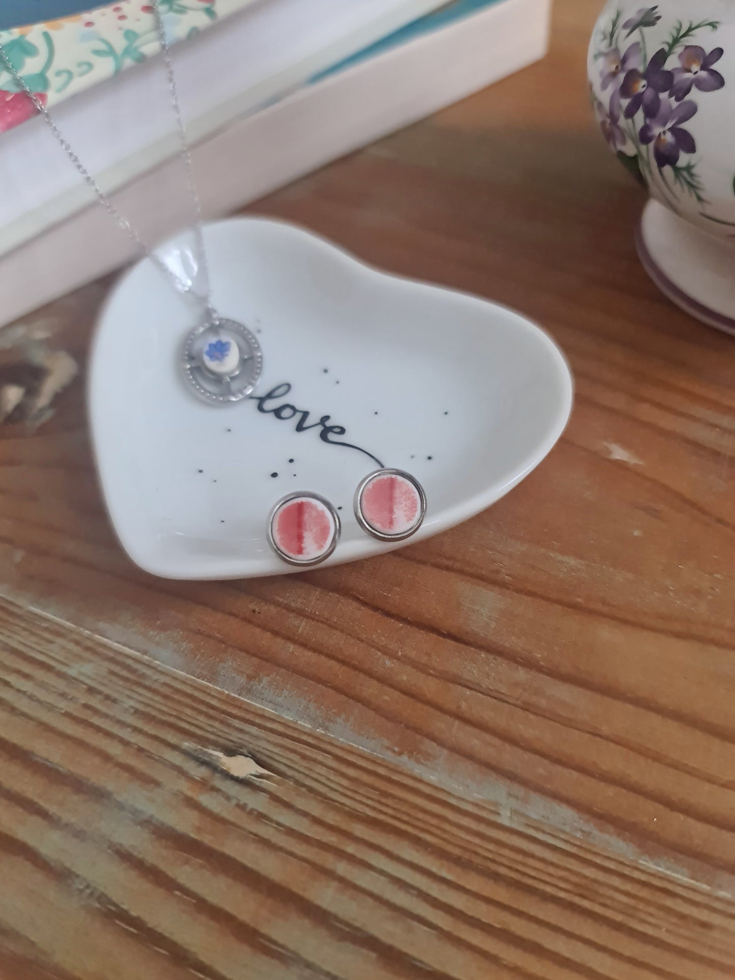 Boucles d'oreilles puce en acier inoxydable - décorées avec un morceau de vaisselle surcyclé - Rouges