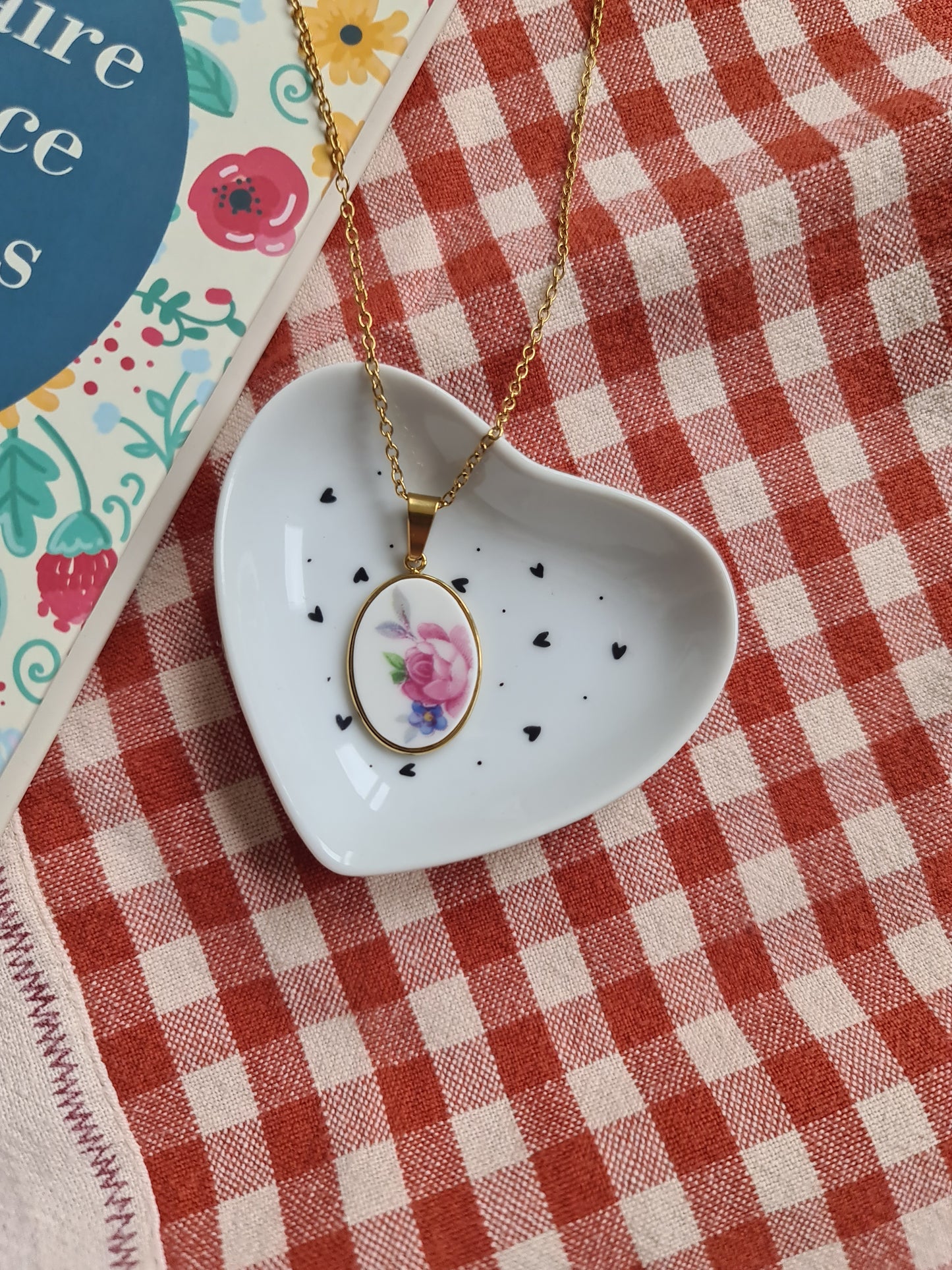 Collier ovale en acier inoxydable doré - décoré avec un morceau de vaisselle surcyclé - Fleur rose et bleu