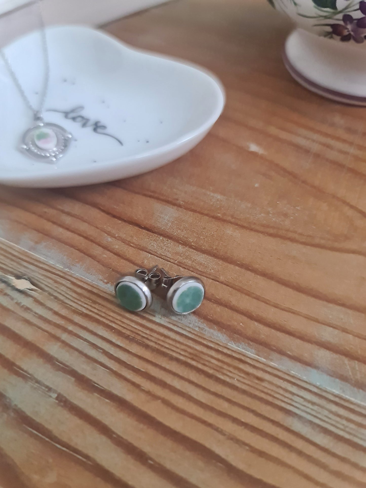 Boucles d'oreilles puce en acier inoxydable - décorées avec un morceau de vaisselle surcyclé - Bleu vert