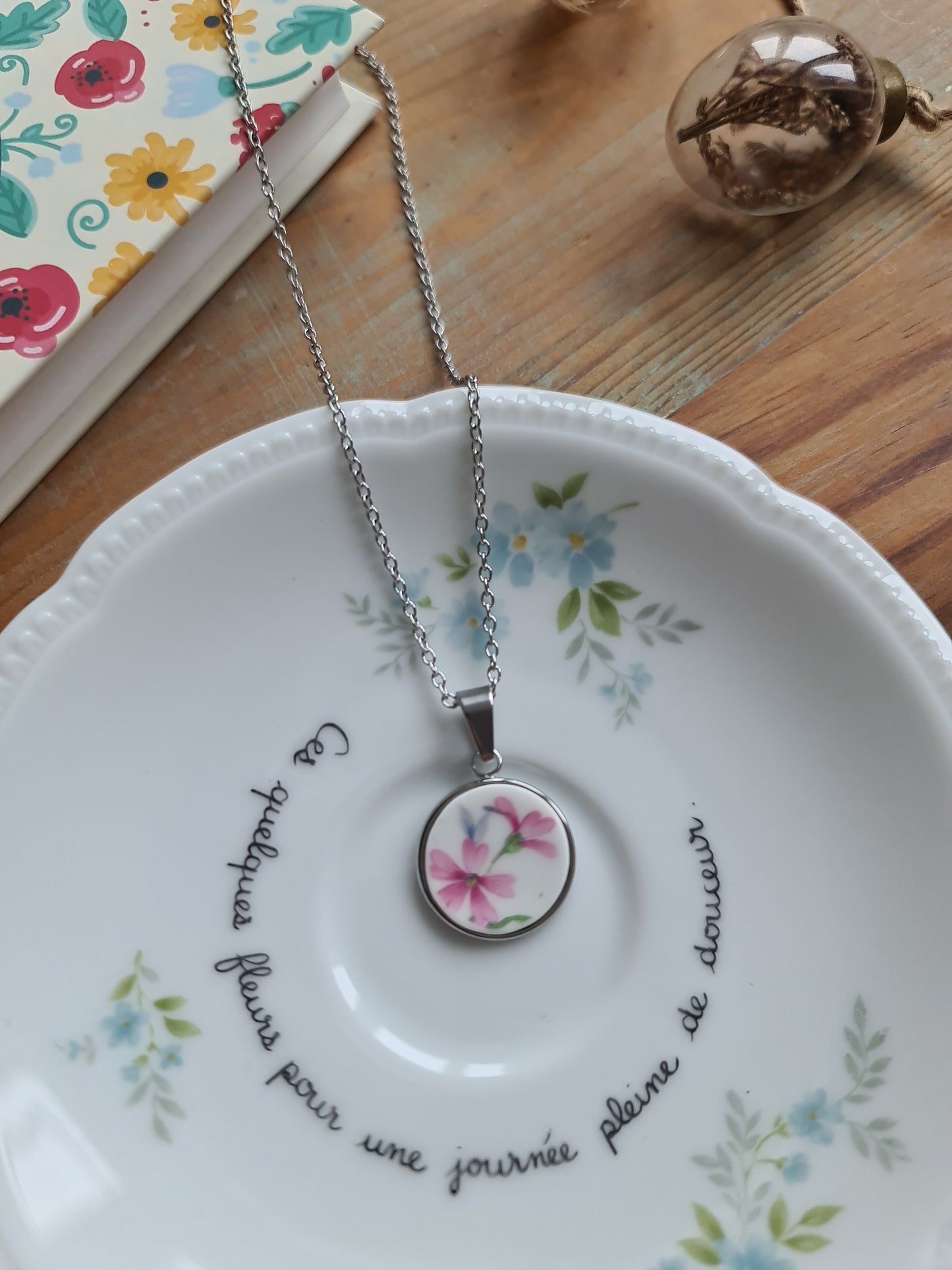 Collier rond en acier inoxydable - décoré avec un morceau de vaisselle surcyclé - Fleurs roses