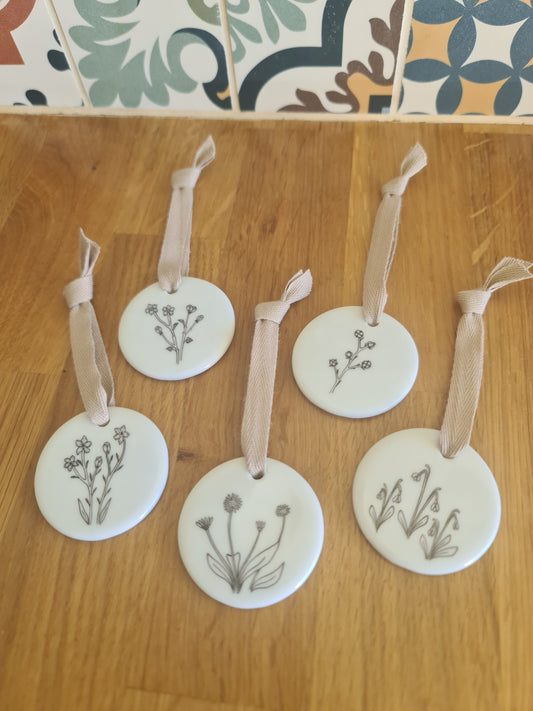 Médaillon rond en porcelaine - décor divers fleurs peint à la main