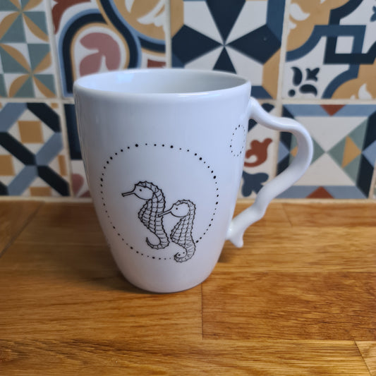Mug anse irrégulière - hippocampes