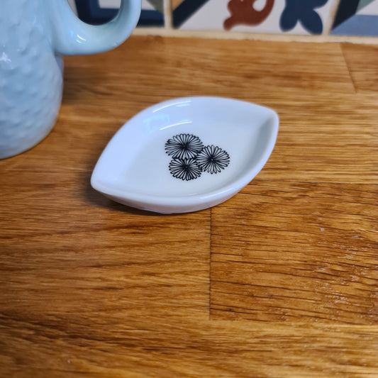 Mini coupelle bateau chinée en céramique - décor marguerites peints à la main