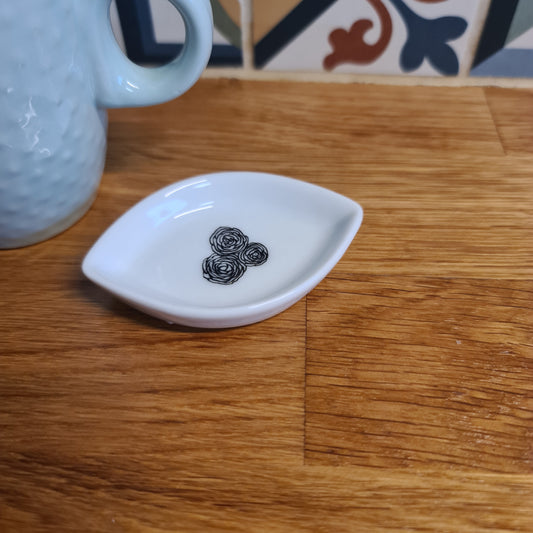 Mini coupelle bateau chinée en céramique - décor roses peints à la main