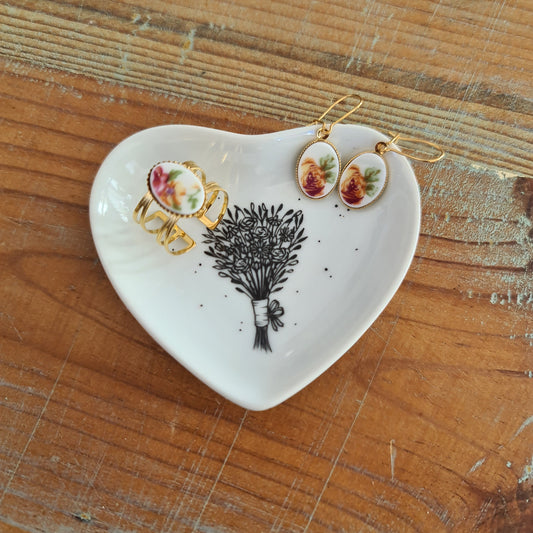 Coupelle en porcelaine en forme de cœur - décor bouquet peint à la main
