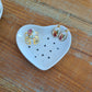 Coupelle en porcelaine en forme de cœur - décor cœurs vrac points peint à la main