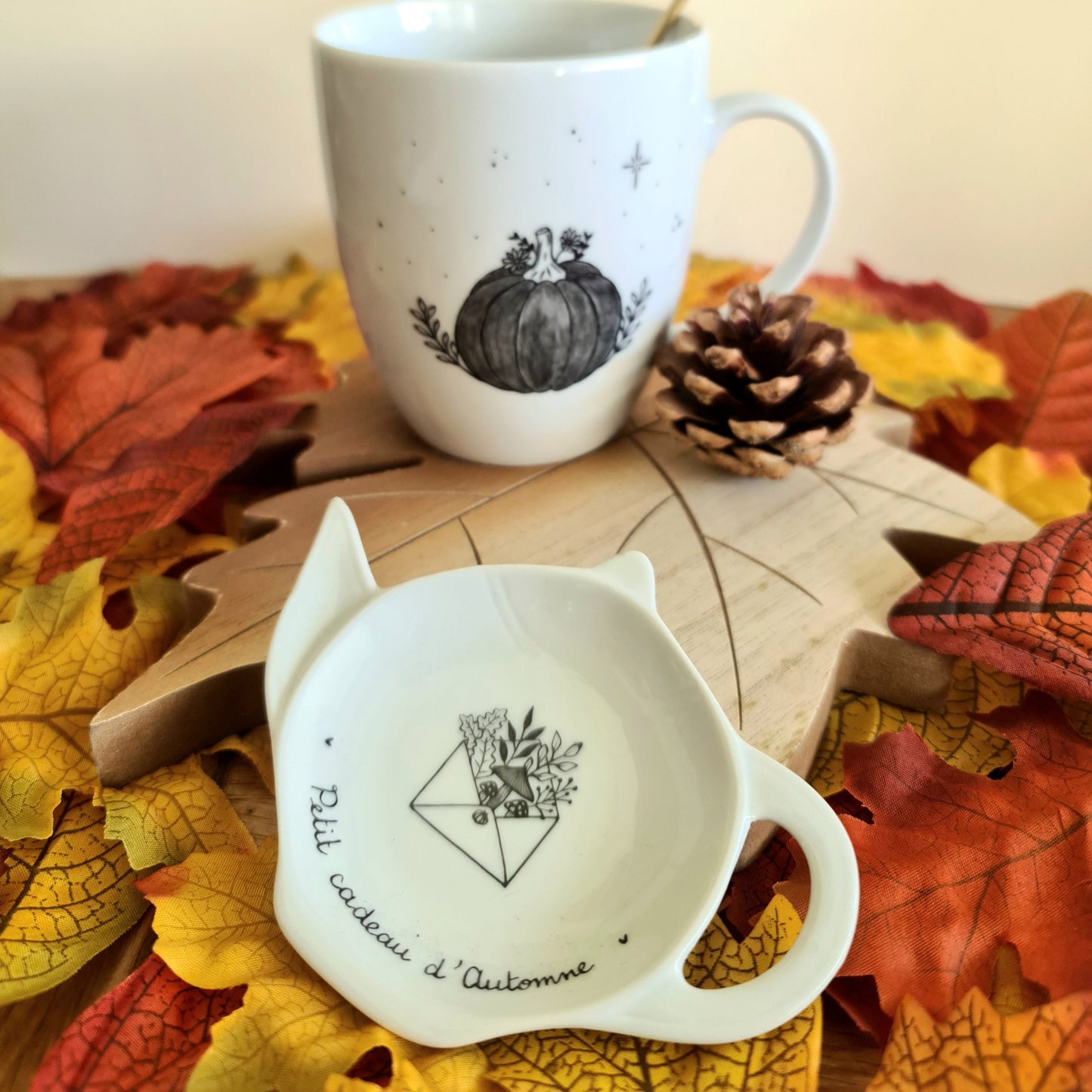 Repose sachet de thé en porcelaine - décor Enveloppe Automne peint à la main