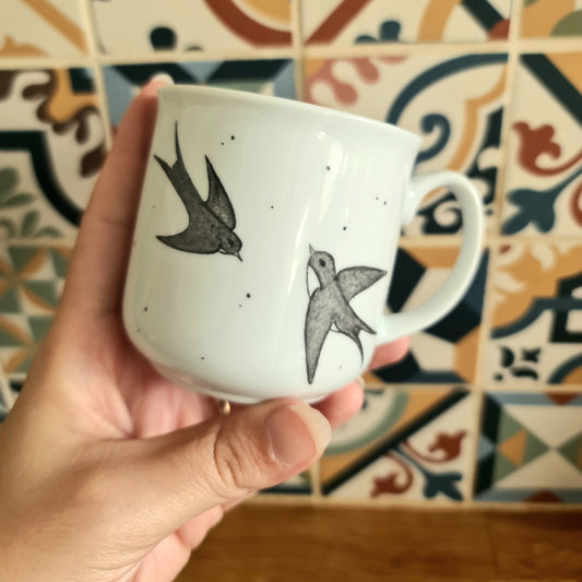 Tasse timbale en porcelaine - décor Hirondelles peint à la main