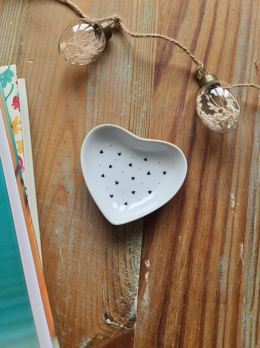 Coupelle cœur en porcelaine - décor cœurs vrac points peint à la main