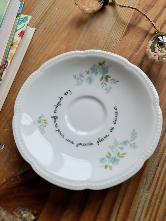 Coupelle ronde fleurs bleues chinée en porcelaine - décor Phrase mantra "Ces quelques fleurs pour une journée pleine de douceurs" peint à la main