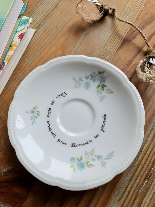 Coupelle ronde fleurs bleues chinée en porcelaine - décor phrase mantra