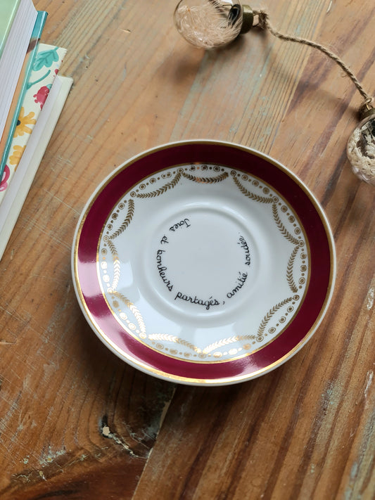 Coupelle ronde bord doré chinée en porcelaine - décor phrase mantra