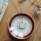 Coupelle ronde bord doré chinée en porcelaine - décor phrase mantra