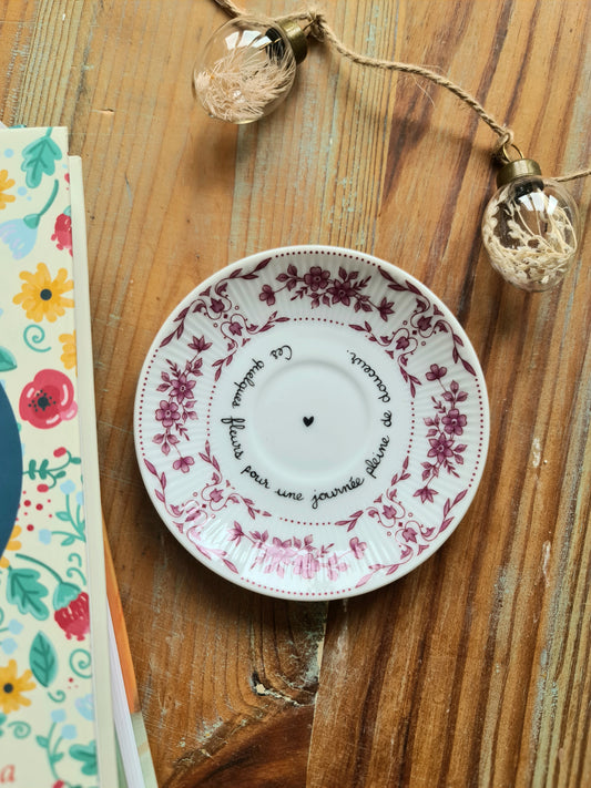 Coupelle ronde fleurs prunes chinée en porcelaine - décor Phrase mantra