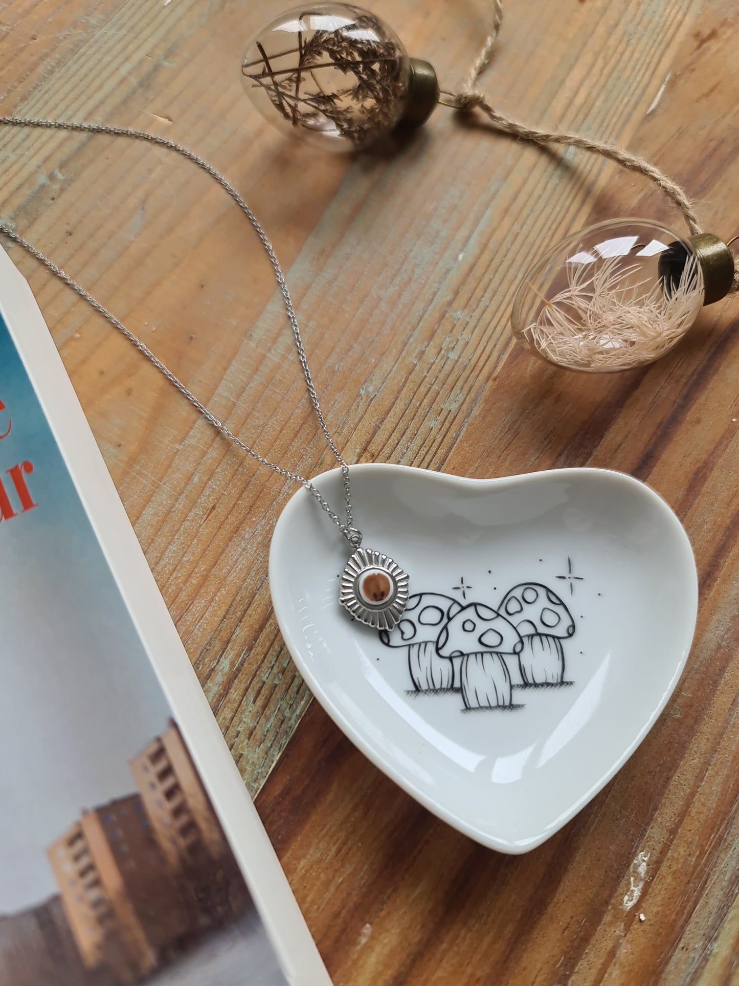 Collier losange en acier inoxydable - décoré avec un morceau de vaisselle surcyclé - Marron
