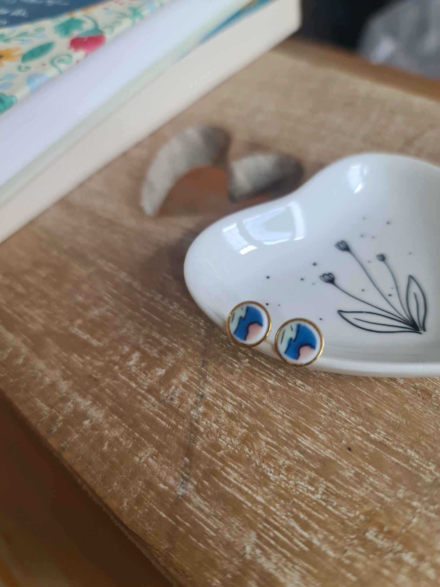 Boucles d'oreilles puce en laiton doré à l'or fin - décorées avec un morceau de vaisselle surcyclé - Fond turquoise Feuille verte