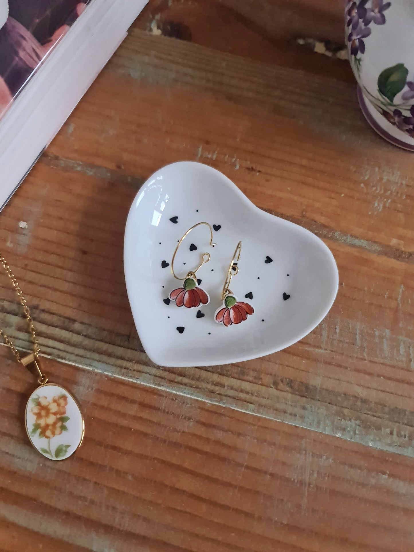 Boucles d'oreilles créoles en acier inoxydable doré - décorées avec un morceau de vaisselle surcyclé - Forme fleur - Fleur rouge