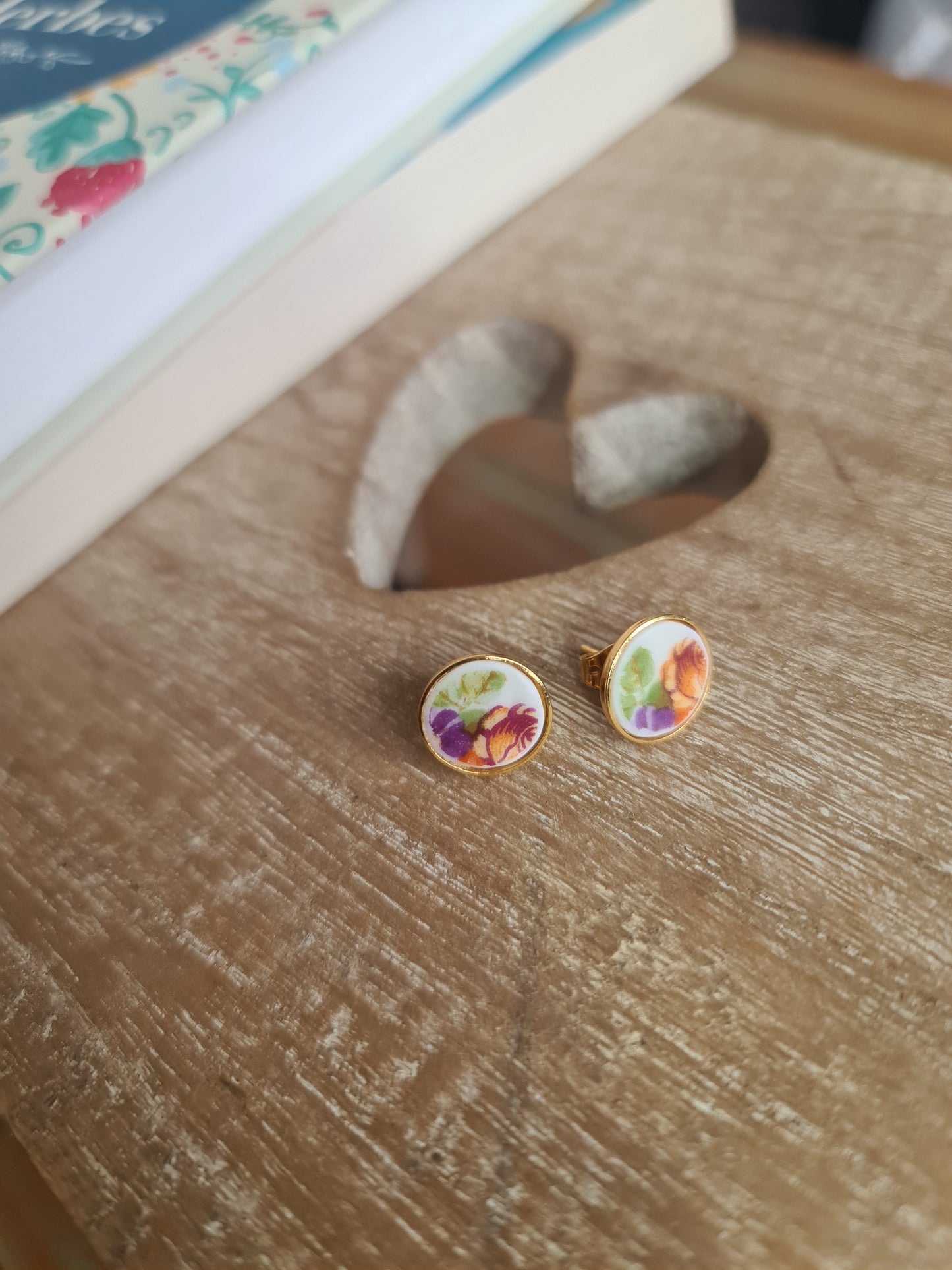 Boucles d'oreilles puce en laiton doré à l'or fin - décorées avec un morceau de vaisselle surcyclé - Bouquet de fleurs