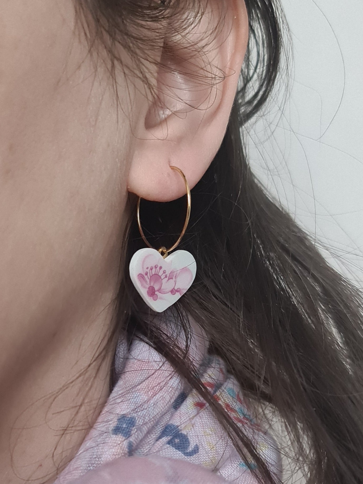 Boucles d'oreilles créoles en acier inoxydable doré - décorées avec un morceau de vaisselle surcyclé - Forme cœur - Fleurs roses