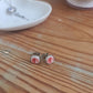 Boucles d'oreilles puce en acier inoxydable - décorées avec un morceau de vaisselle surcyclé - Rouges
