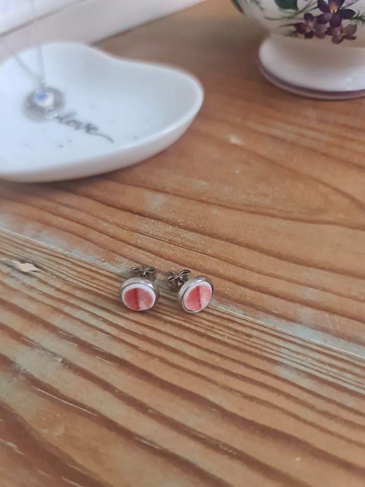 Boucles d'oreilles puce en acier inoxydable - décorées avec un morceau de vaisselle surcyclé - Rouges