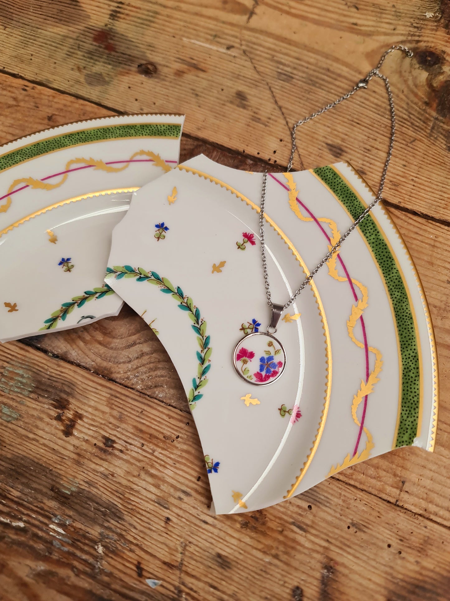 Collier rond en acier inoxydable - décoré avec un morceau de vaisselle - Fleurs roses & bleues