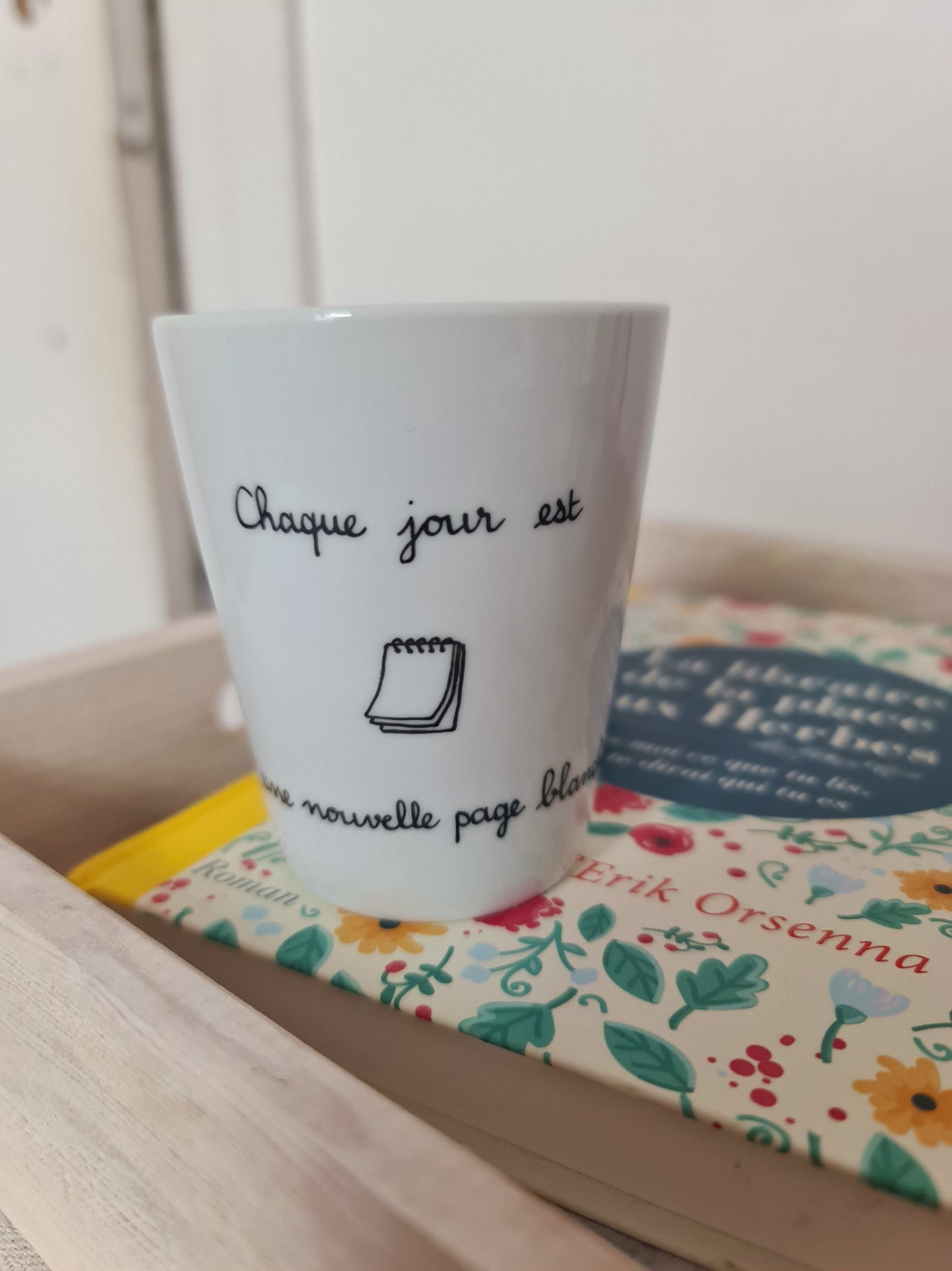 Gobelet en porcelaine - décor Bloc note "Chaque jour est une nouvelle page blanche" peint à la main
