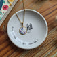 Collier rond en acier inoxydable doré - décoré avec un morceau de vaisselle surcyclé - Fleurs Bleues et parmes