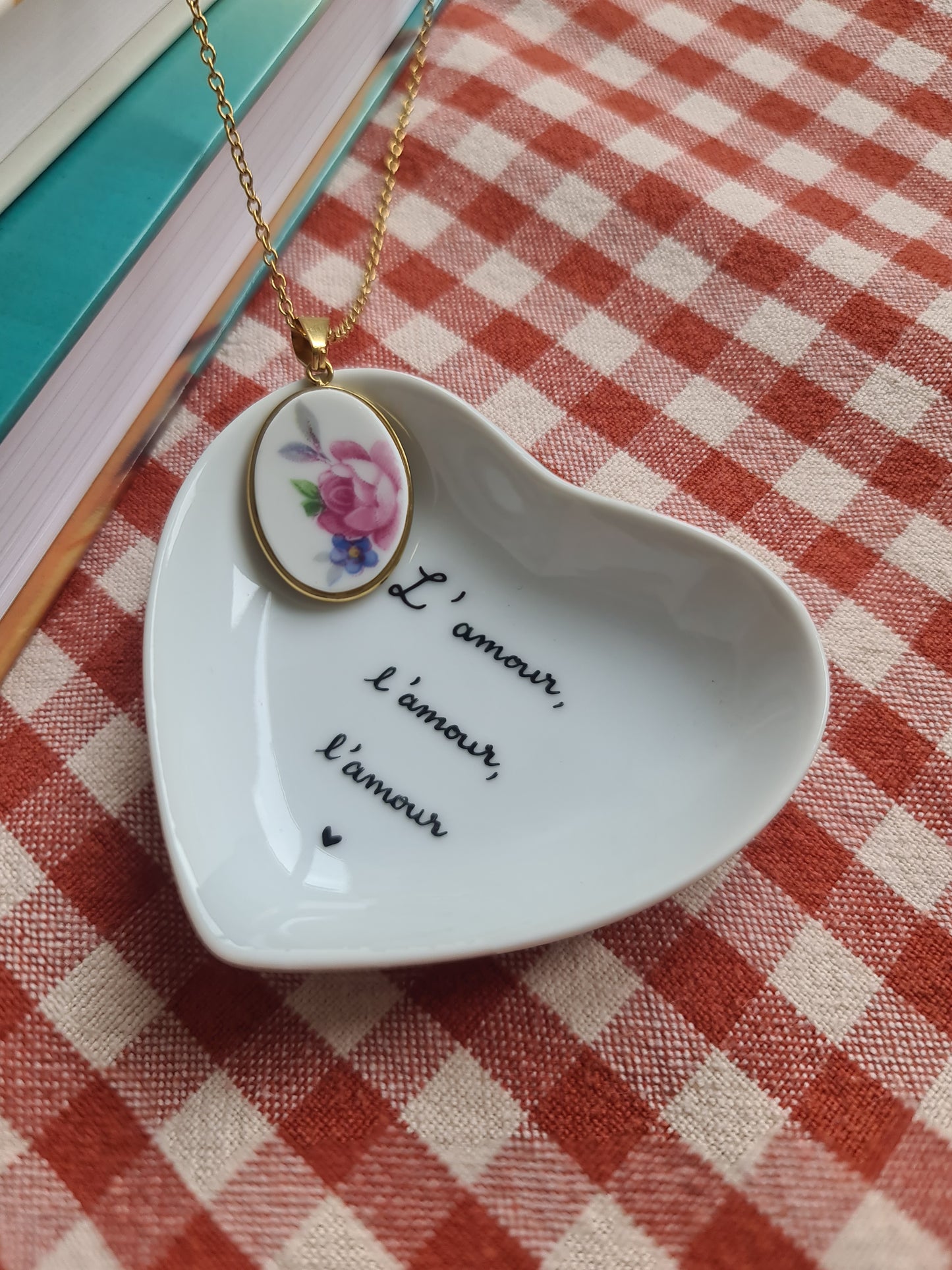 Coupelle cœur en porcelaine - décor L'amour peint à la main