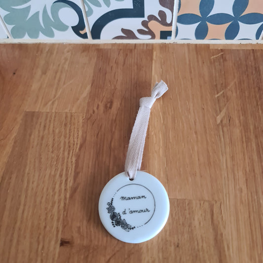 Médaillon rond en porcelaine - décor Couronne de fleurs Maman d'amour peint à la main