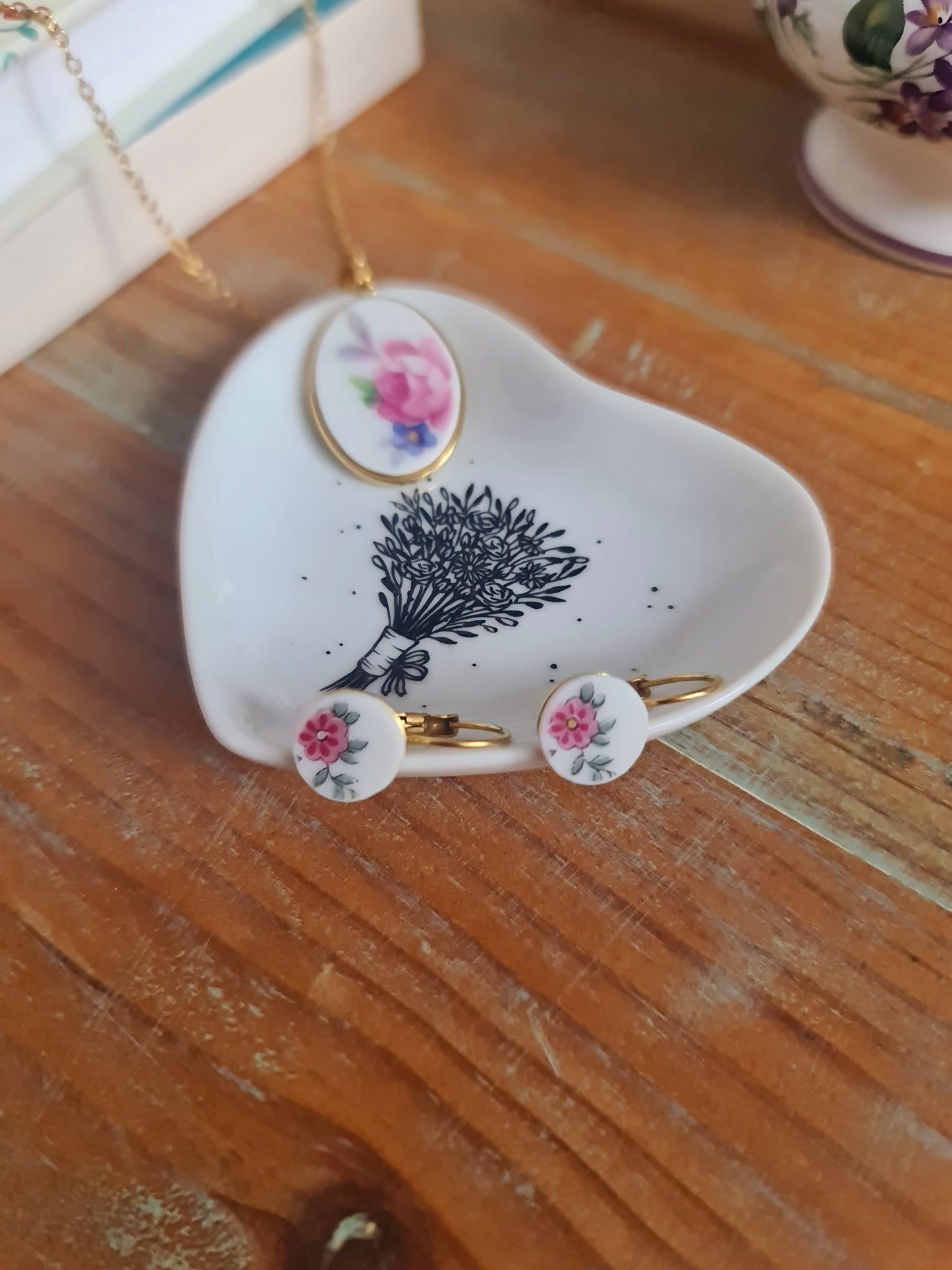 Boucles d'oreilles dormeuses en acier inoxydable doré - décorées avec un morceau de vaisselle surcyclé - Petites fleurs roses