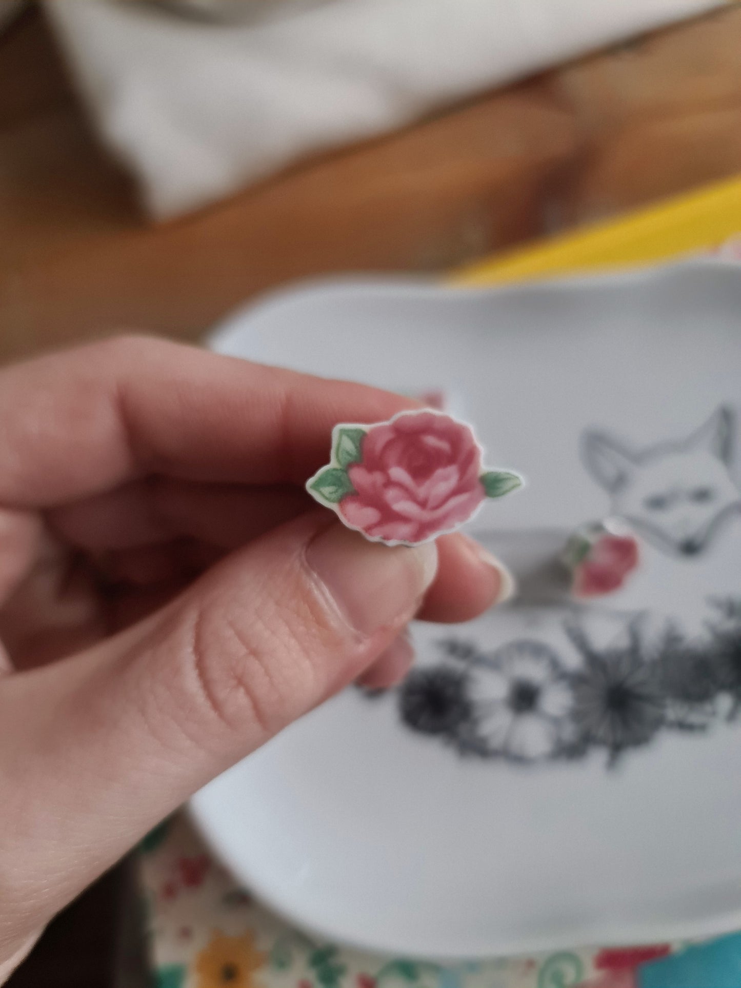 Pin's en Fer rhodié - décoré à partir de vaisselle - Forme fleur - Grande rose