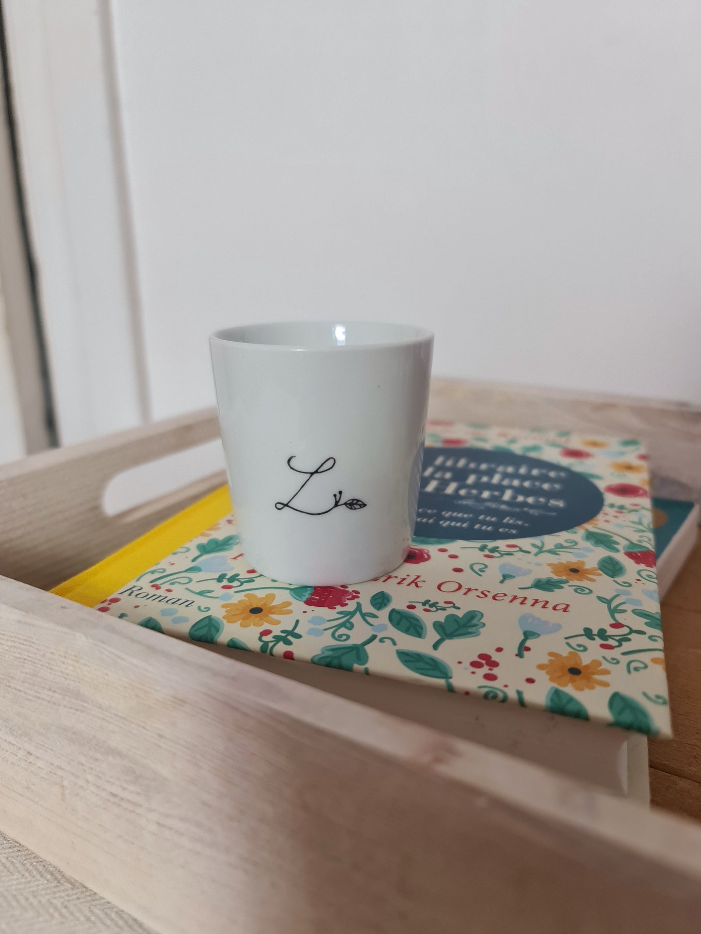 Tasse à expresso en porcelaine - décor Initiale "L" feuillage peint à la main