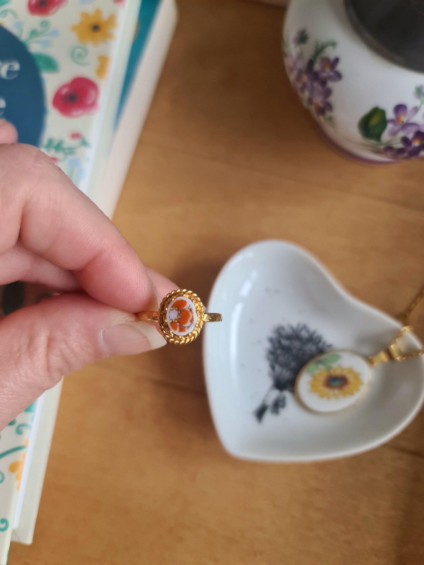 Bague couronne en Laiton Doré à l'Or Fin - décorée à partir de vaisselle - Fleur orange