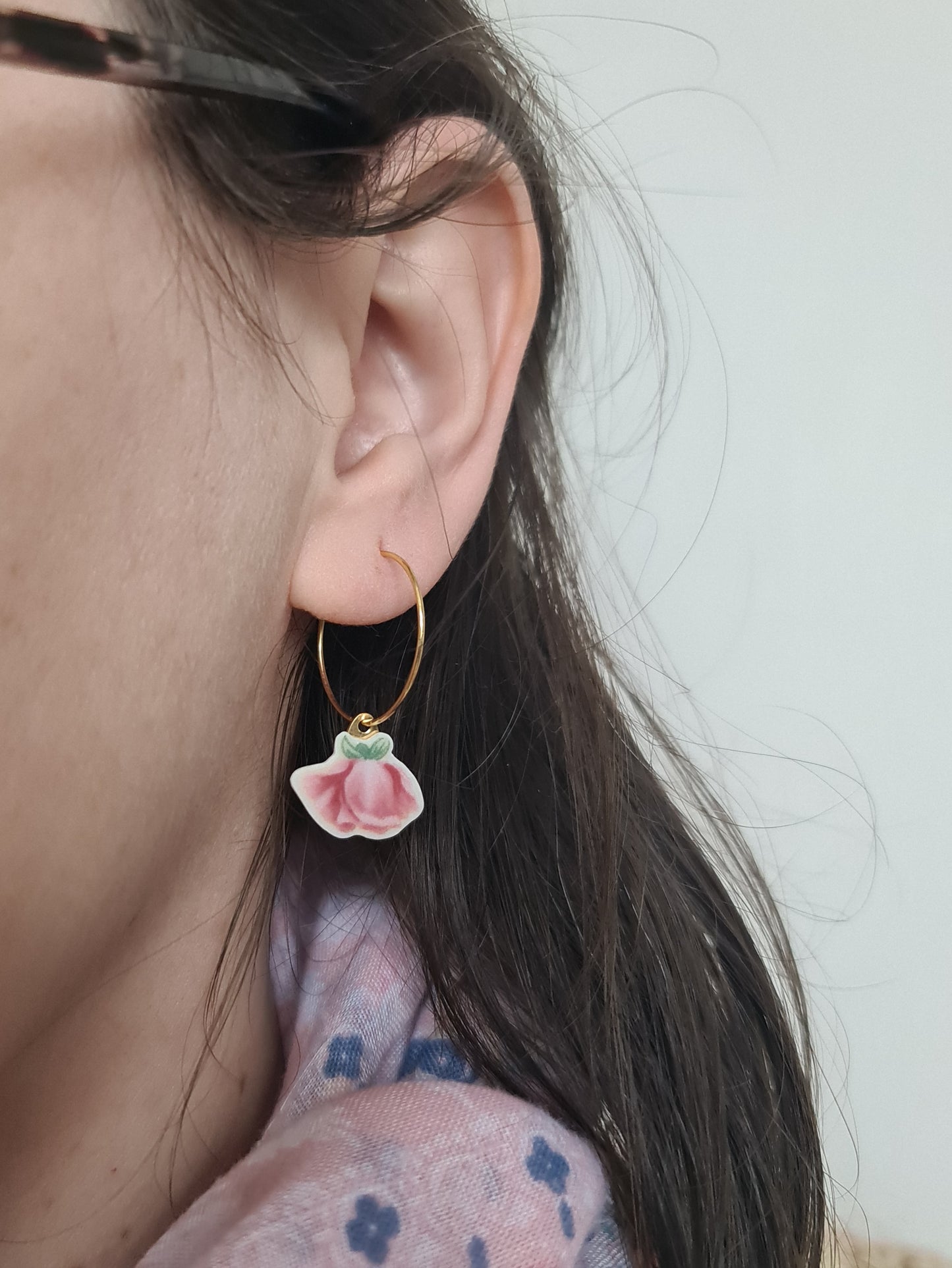 Boucles d'oreilles créoles en acier inoxydable doré - décorées avec un morceau de vaisselle surcyclé - Forme fleur - Moyennes roses