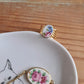 Bague nœud en Acier inoxydable doré - décorée à partir de vaisselle - Rose et petites fleurs bleues