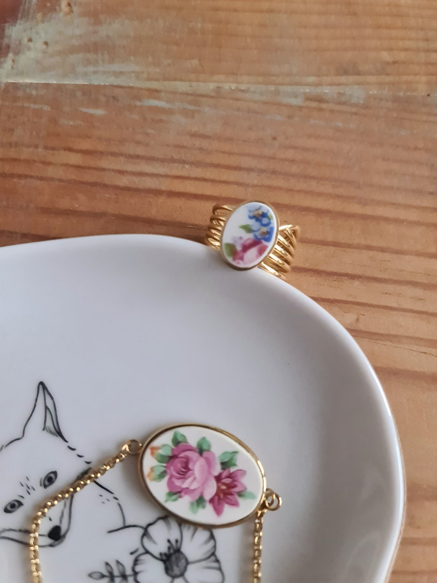 Bague nœud en Acier inoxydable doré - décorée à partir de vaisselle - Rose et petites fleurs bleues
