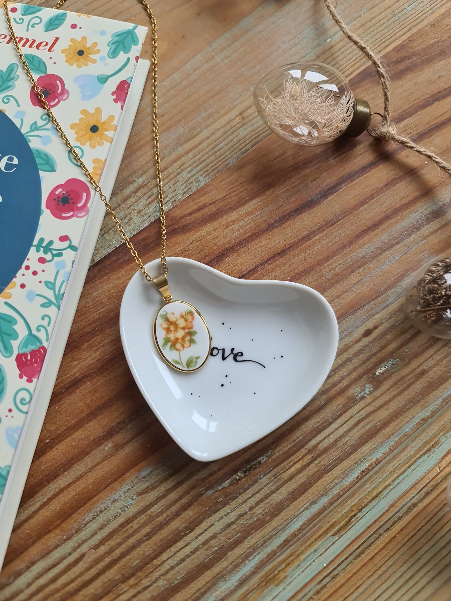 Collier ovale en acier inoxydable doré - décoré avec un morceau de vaisselle surcyclé - Fleurs oranges et jaunes