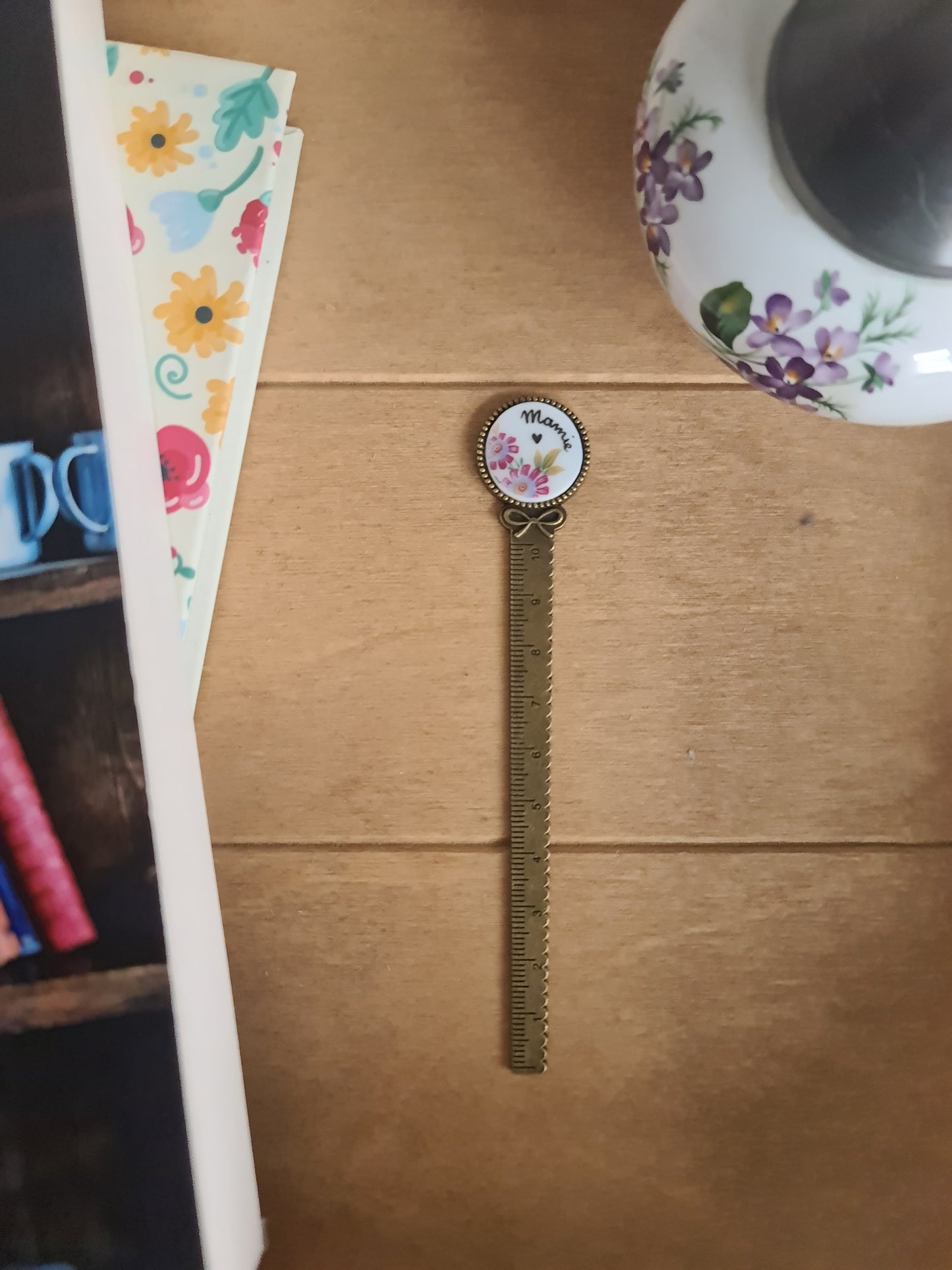 Marque page en alliage couleur bronze - décoré avec de la vaisselle puis "Mamie♡" peint à la main - Fleurs rouges