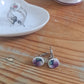 Boucles d'oreilles dormeuses en acier inoxydable - décorées avec un morceau de vaisselle surcyclé - Fleur violette