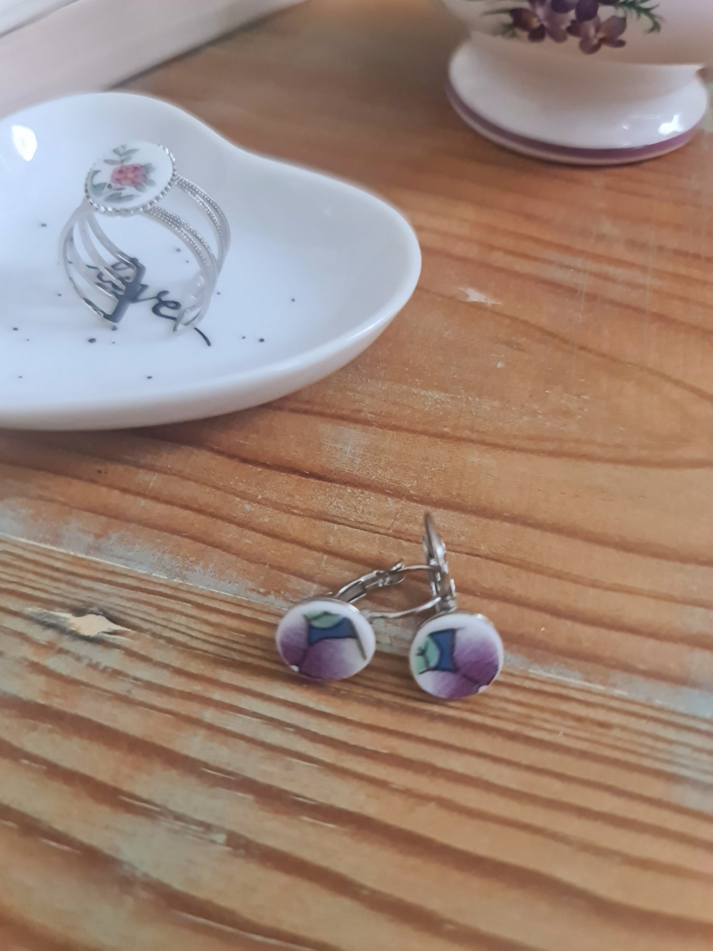 Boucles d'oreilles dormeuses en acier inoxydable - décorées avec un morceau de vaisselle surcyclé - Fleur violette