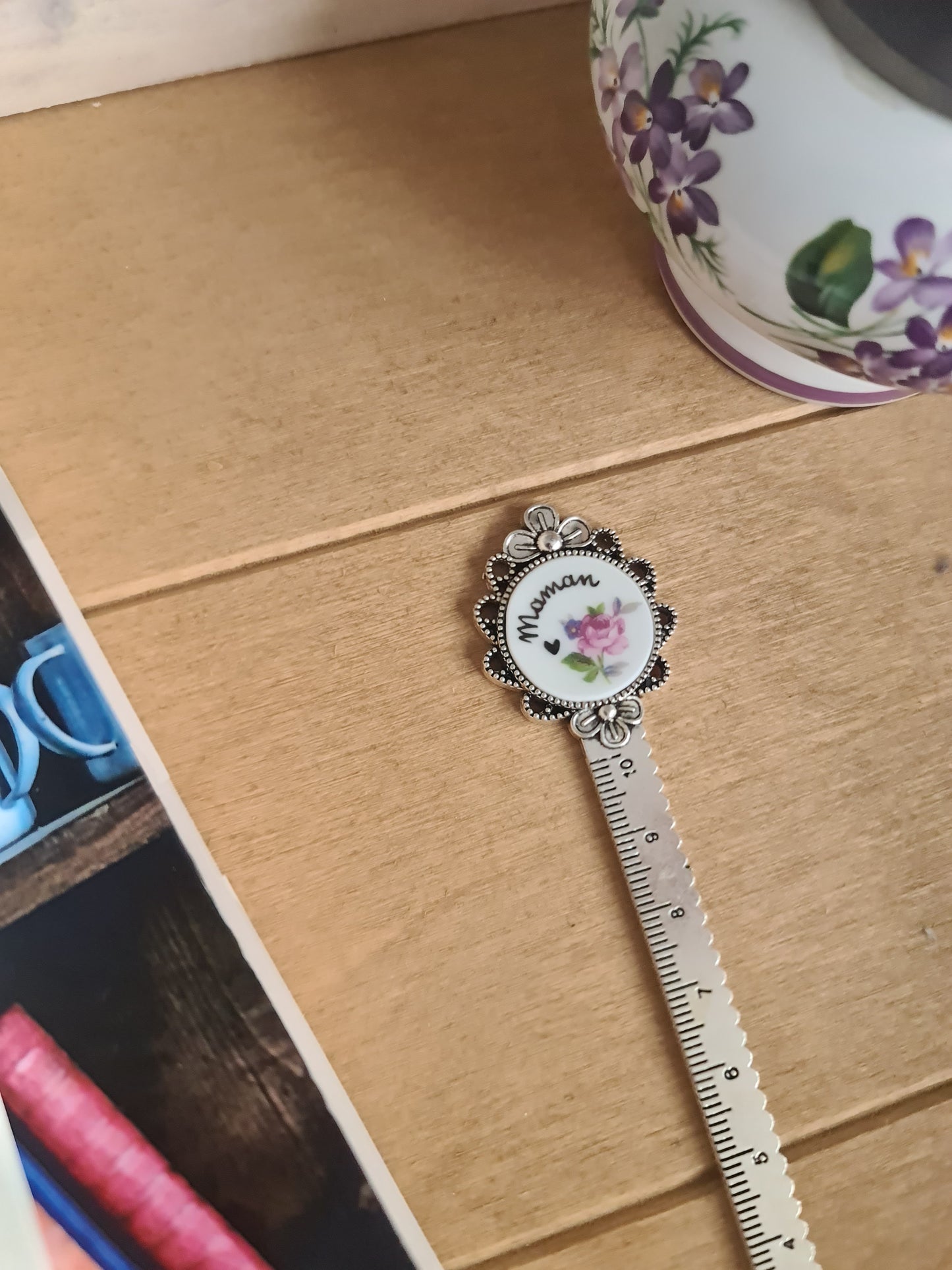 Marque page en alliage couleur argenté - décoré avec de la vaisselle puis "Maman ♡" peint à la main - Rose