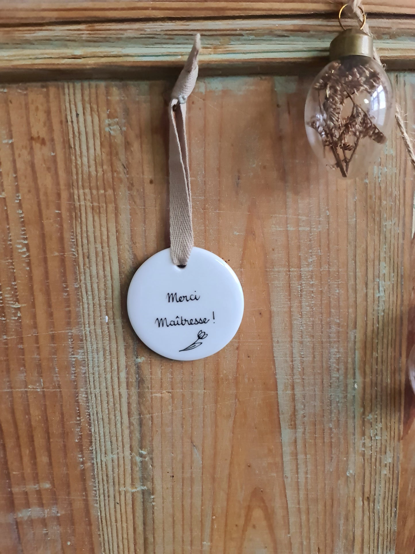 Médaillon rond en porcelaine - décor Merci Maîtresse tulipe peint à la main