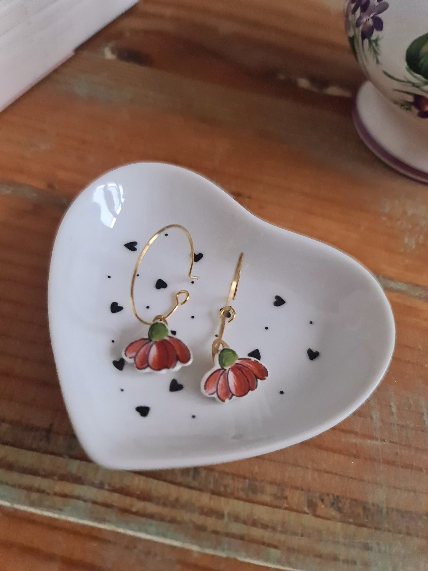 Boucles d'oreilles créoles en acier inoxydable doré - décorées avec un morceau de vaisselle surcyclé - Forme fleur - Fleur rouge