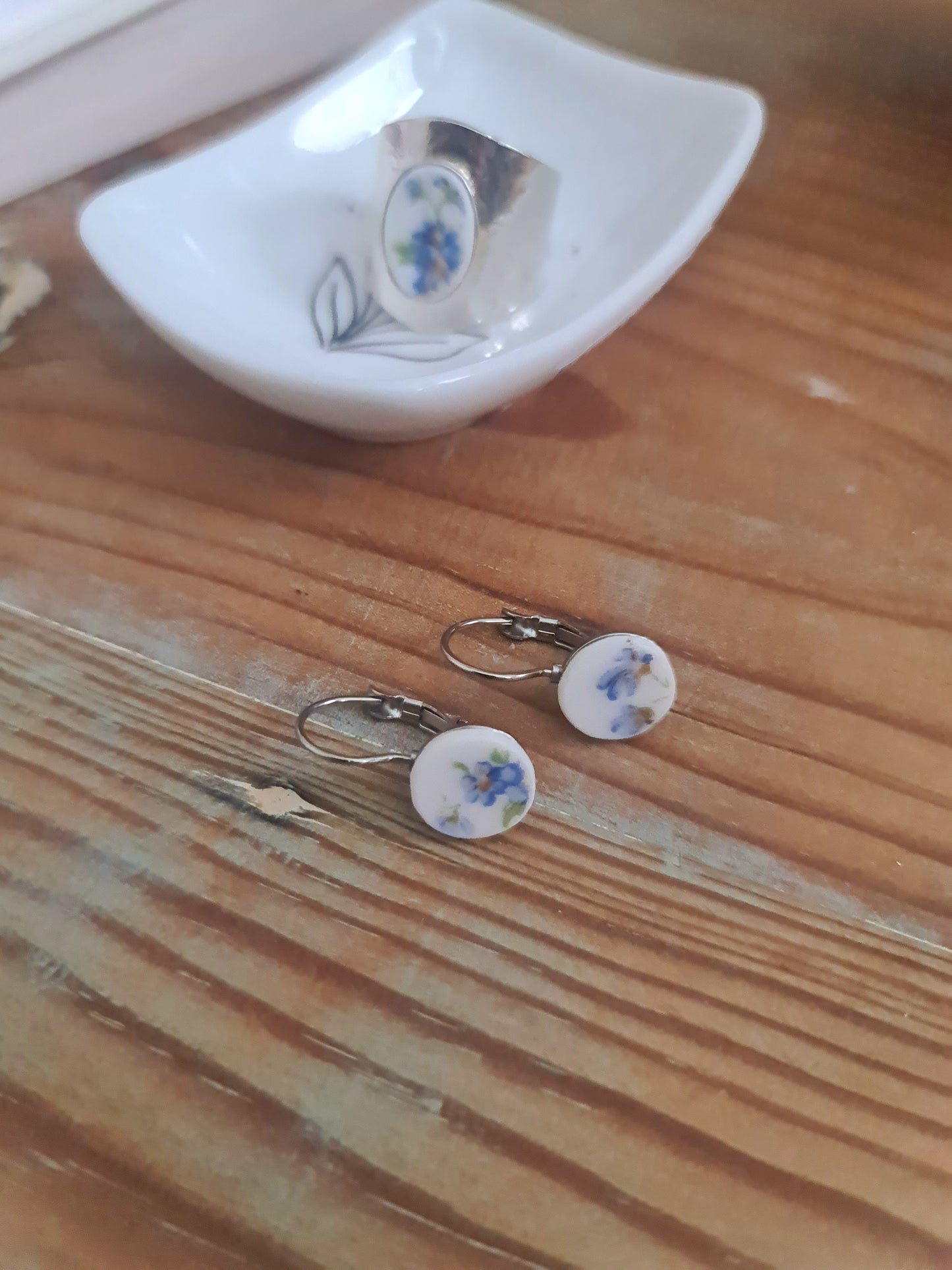 Boucles d'oreilles dormeuses en acier inoxydable - décorées avec un morceau de vaisselle surcyclé - Petites fleurs bleues