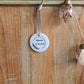 Médaillon rond en porcelaine - décor Couronne de fleurs Mamie d'amour peint à la main
